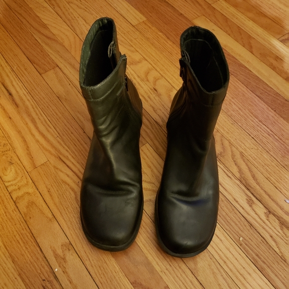 clarks short black boots